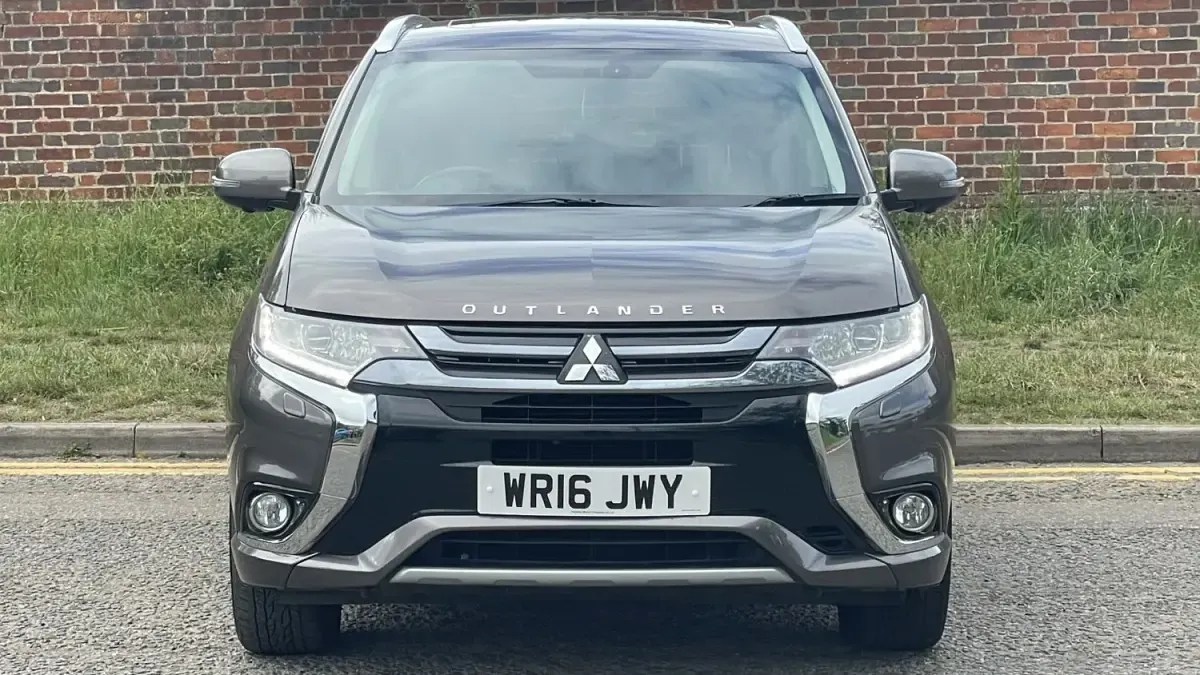 Begagnad Mitsubishi Outlander P-HEV 2016 Brun Kombi