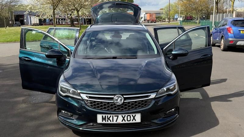 Used Vauxhall Astra Elite 136 HP (100 kW) 2017 Green Estate