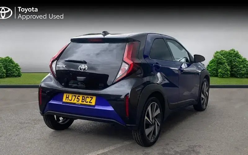 Used Toyota Aygo X 72 HP (52 kW) 2025 Juniper blue bitone SUV