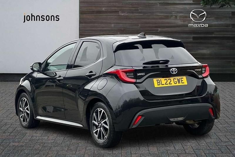 Used Toyota Yaris Hybrid Design 113 HP (83 kW) 2022 Black Hatchback