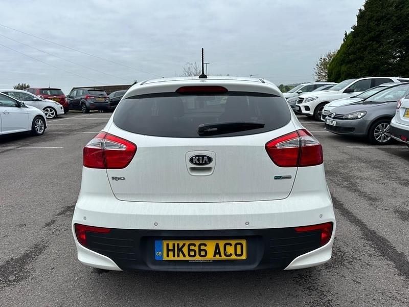 Used Kia Rio 84 HP (61 kW) 2016 White Hatchback