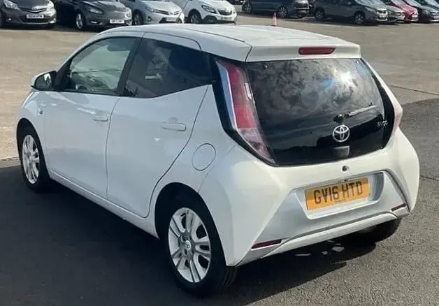 Used Toyota Aygo X-pure 69 HP (50 kW) 2016 White Hatchback
