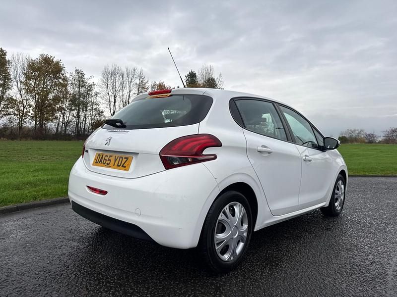 Used Peugeot 208 Access 68 HP (50 kW) 2015 White Hatchback