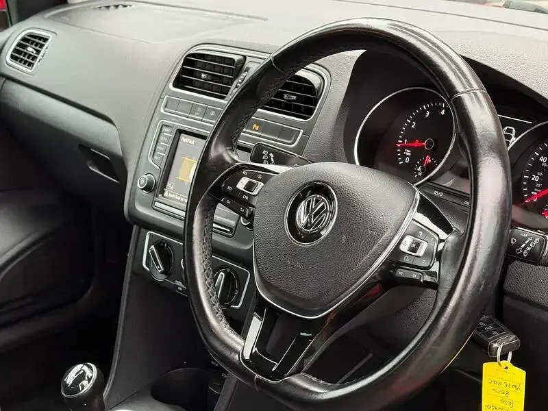 Used VW Polo Match 60 HP (44 kW) 2016 Red Hatchback