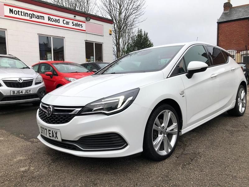 Used Vauxhall Astra SRi 150 HP (110 kW) 2017 White Hatchback