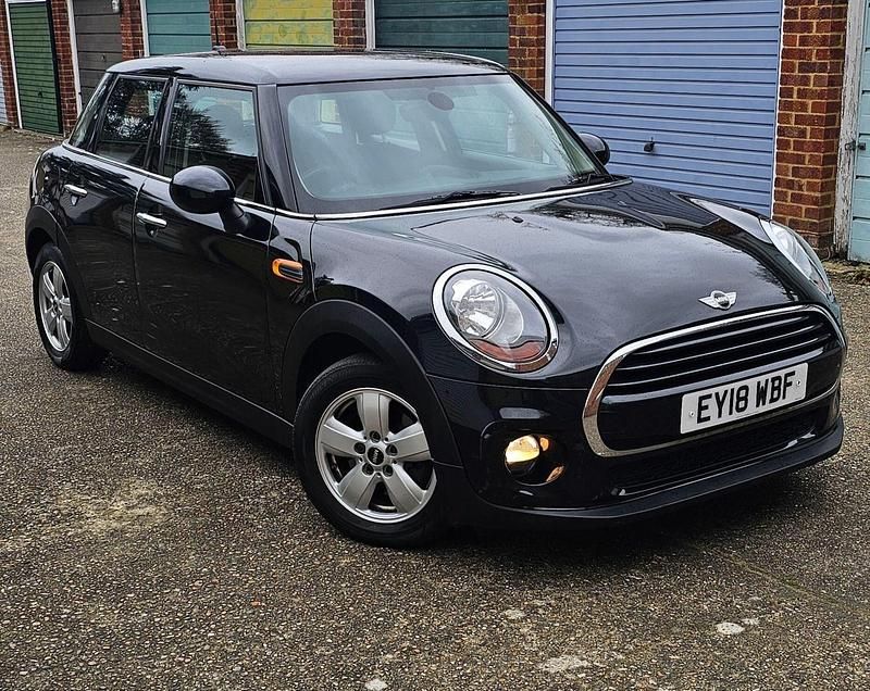 Begagnad Mini Cooper Hatch 136 HK (100 kW) 2018 Svart Halvkombi