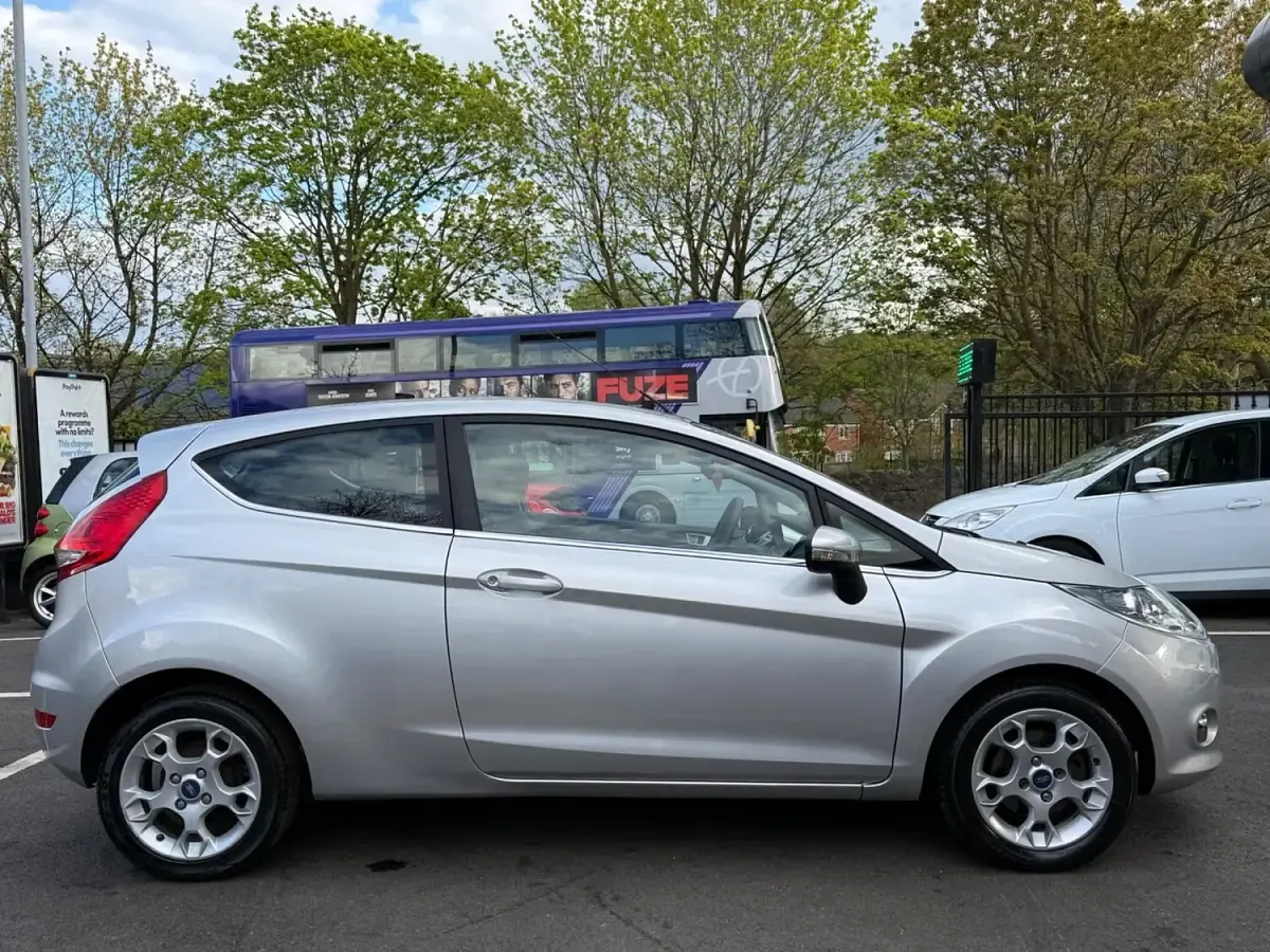 Used Ford Fiesta Zetec 82 HP (60 kW) 2012 Silver Hatchback