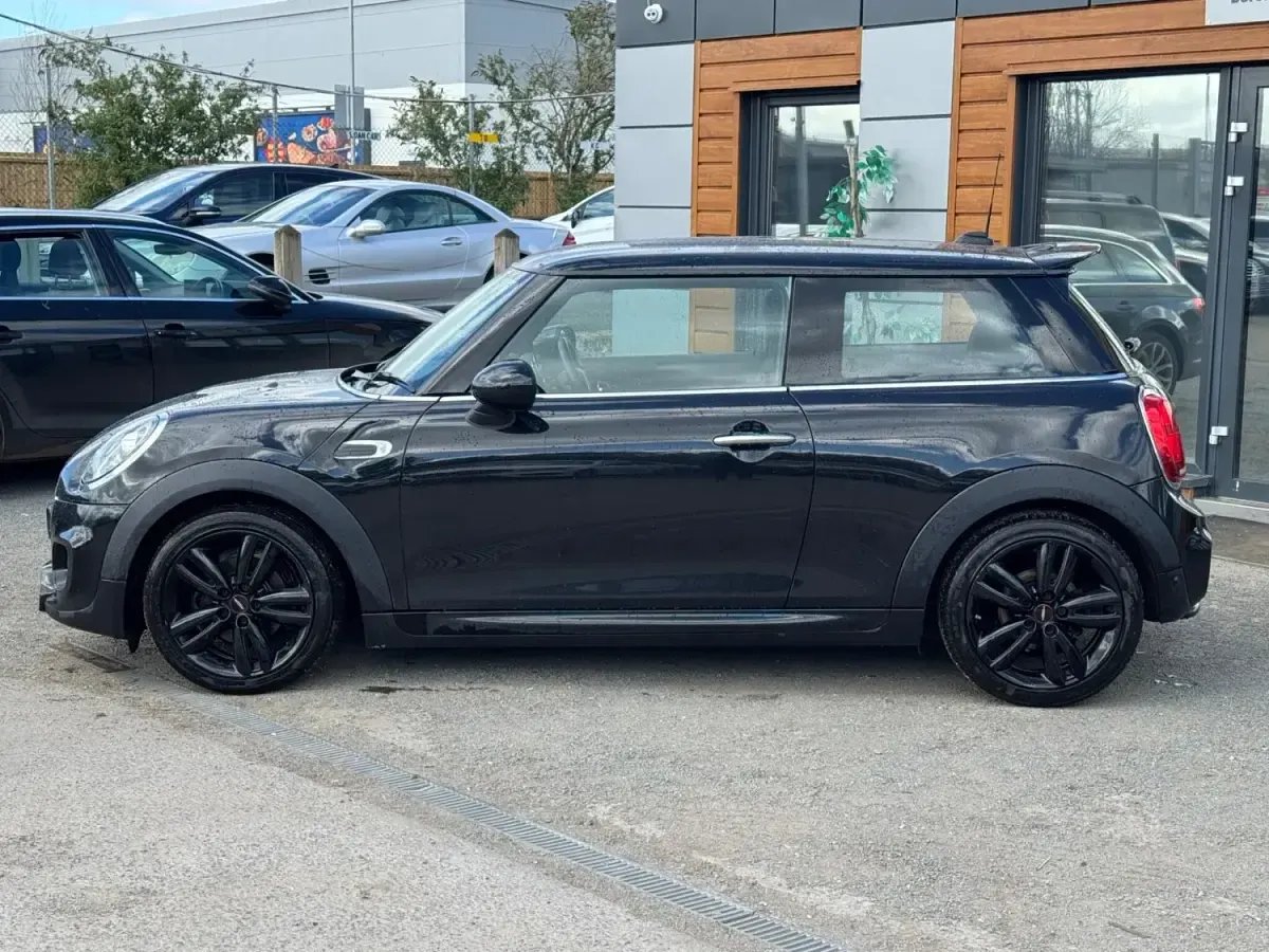 Używany Mini Cooper Hatch 2018 Czarny Hatchback