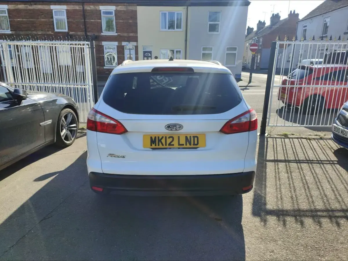 Begagnad Ford Focus Zetec 2012 Vit Kombi