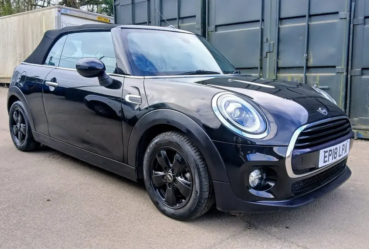 Usado Mini Cooper Cabriolet 136 HP (100 kW) 2018 Preto Cabrios