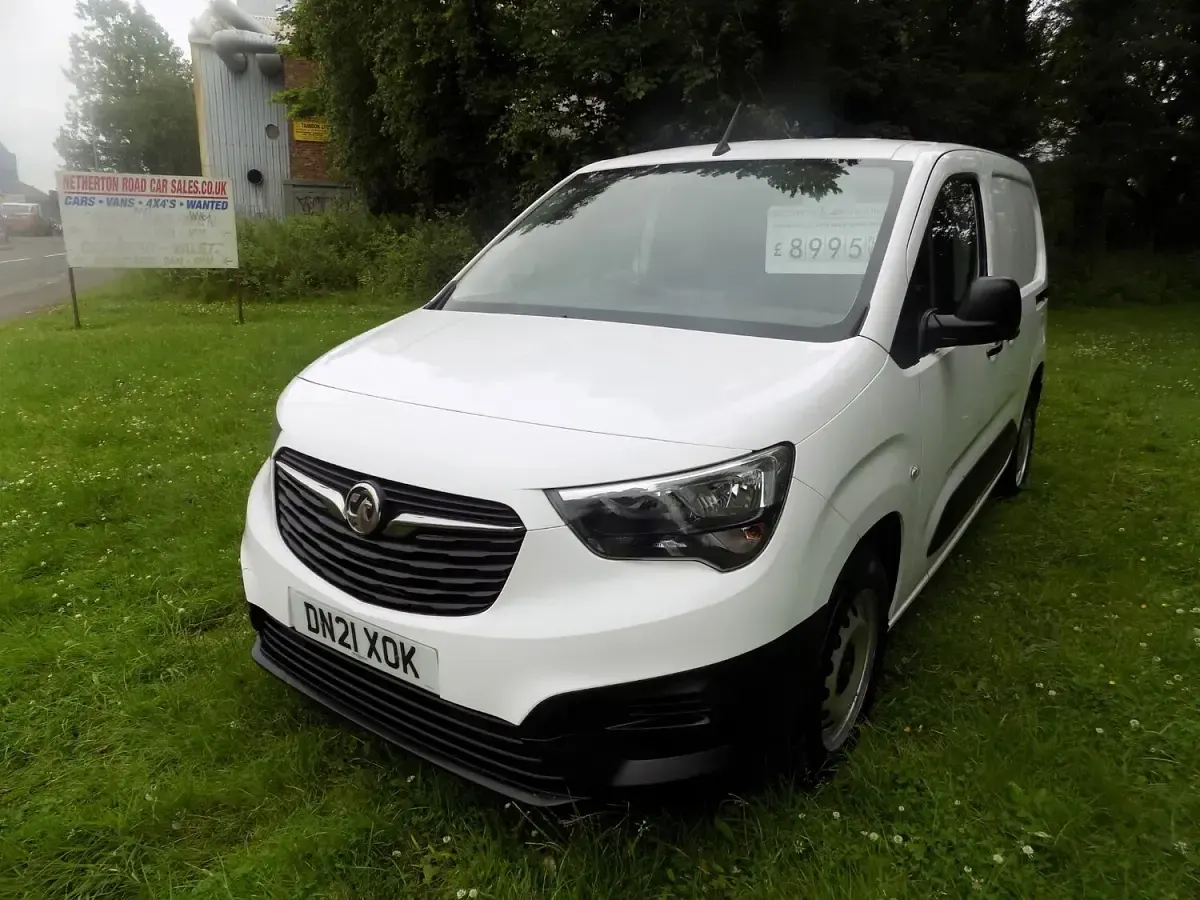 Used Vauxhall Combo 100 HP (73 kW) 2021 White MPV