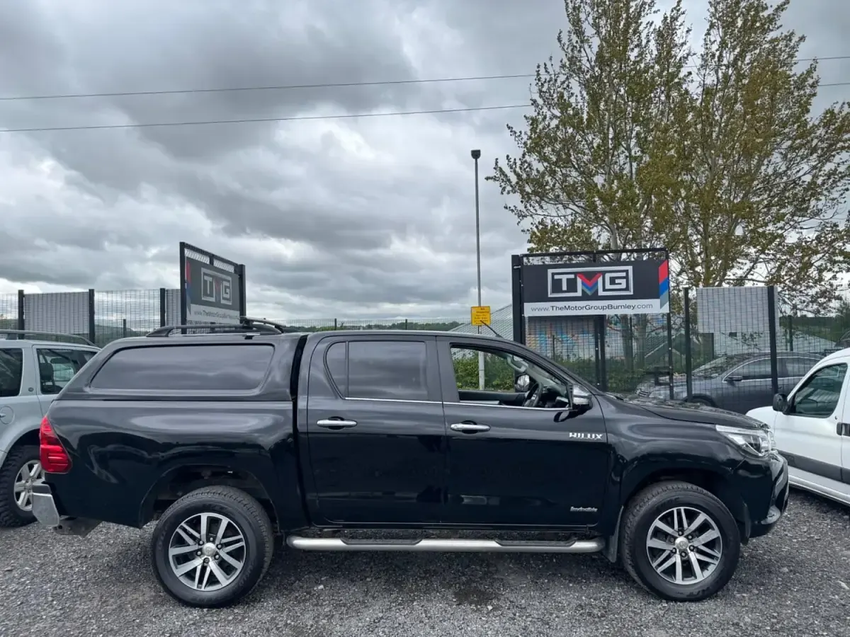 Used Toyota HiLux 150 HP (110 kW) 2017 Black Pickup