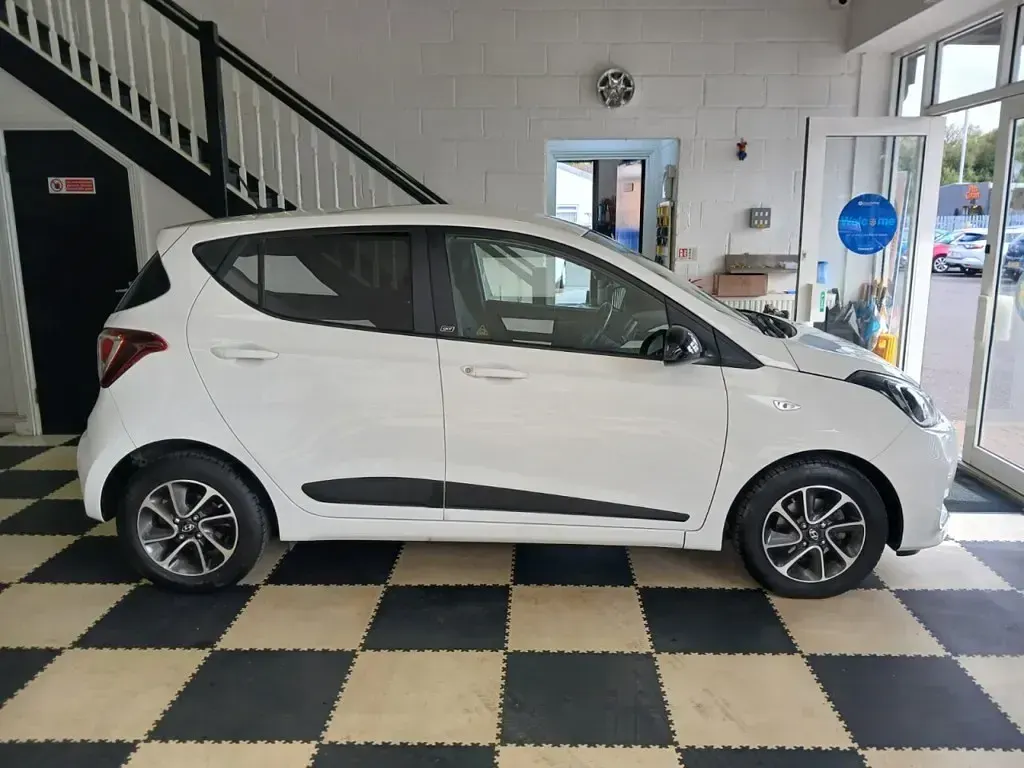 Used Hyundai i10 GO! 67 HP (49 kW) 2019 White Hatchback