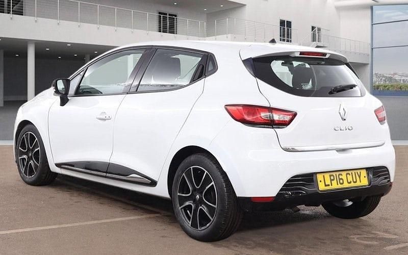 Used Renault Clio IV Dynamique 73 HP (53 kW) 2016 White Hatchback