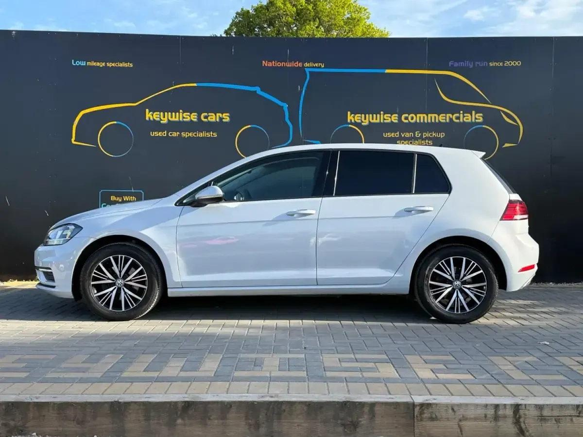 Używany VW Golf VII SE 125 KM (91 kW) 2018 Srebrny Hatchback
