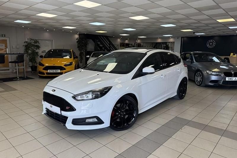 Used Ford Focus ST 250 HP (183 kW) 2016 White Hatchback