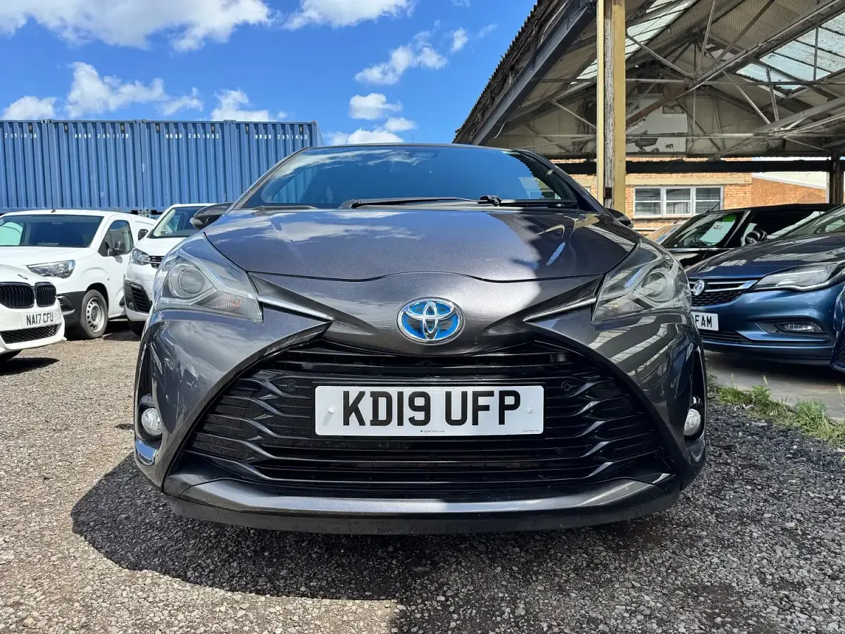 Used Toyota Yaris Hybrid 100 HP (73 kW) 2019 Grey Hatchback