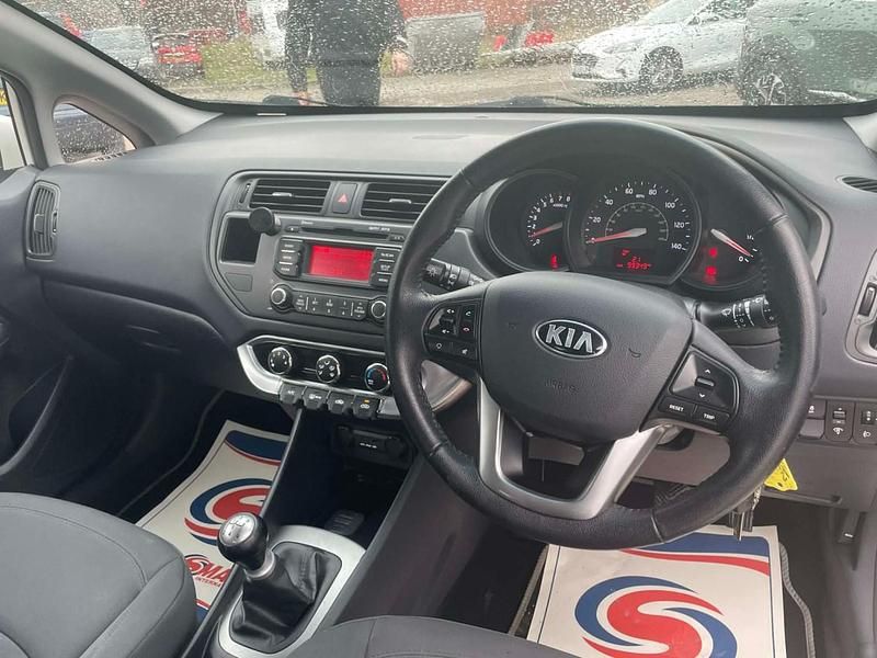 Used Kia Rio 85 HP (62 kW) 2013 White Hatchback