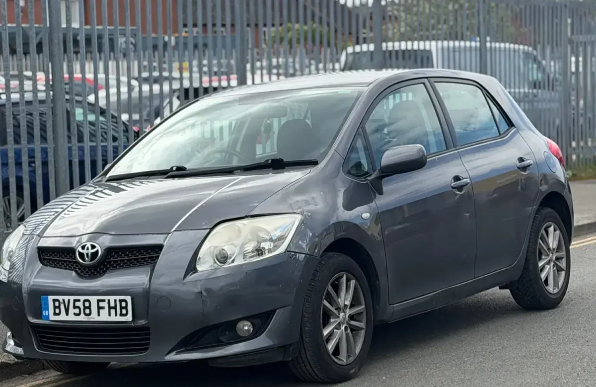 Usado Toyota Auris 124 HP (91 kW) 2008 Cinzento Citadino