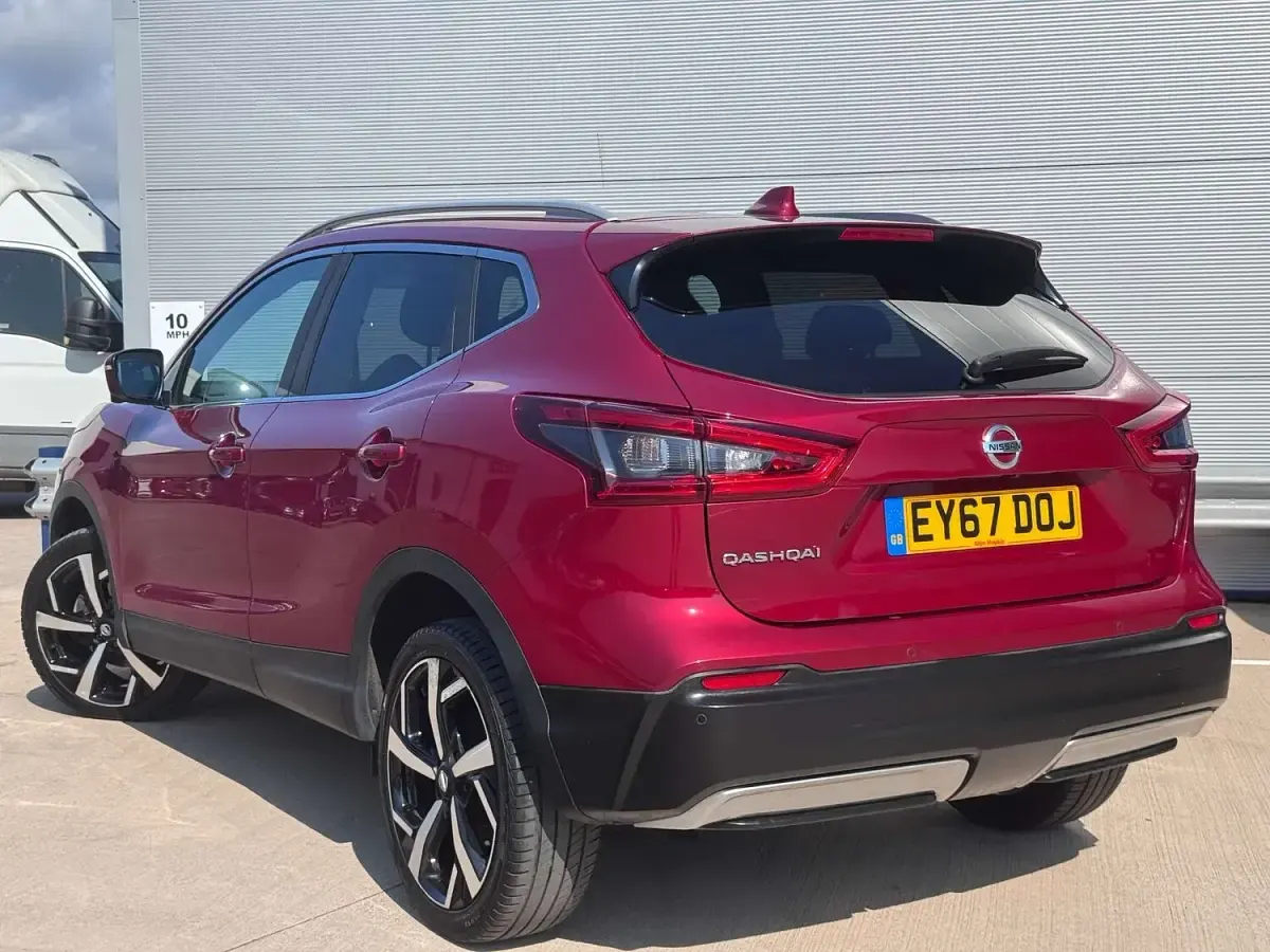 Used Nissan Qashqai Tekna 115 HP (84 kW) 2017 Red SUV