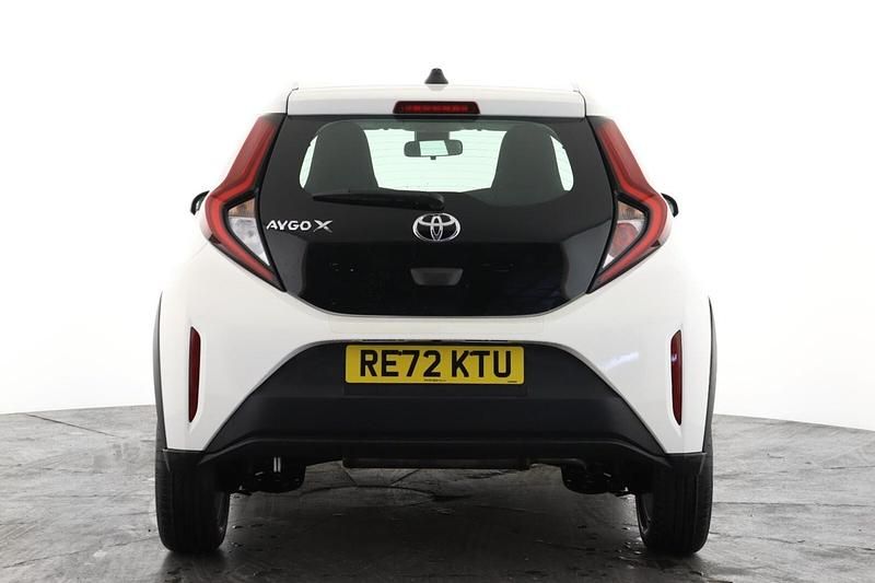 Used Toyota Aygo X PURE 72 HP (52 kW) 2022 White SUV