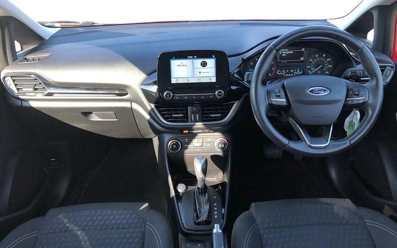Usado Ford Fiesta Zetec 101 HP (74 kW) 2018 Vermelho Citadino