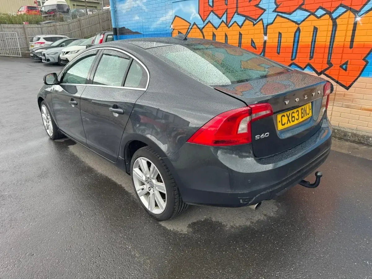 Usado Volvo S60 SE Lux 215 CV (158 kW) 2013 Gris Berlina