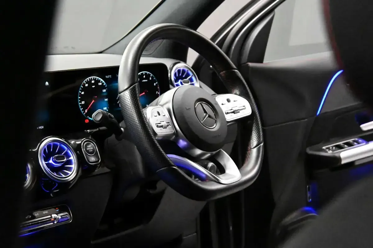 Usado Mercedes GLA200 Executive 163 HP (119 kW) 2023 Cinzento SUV