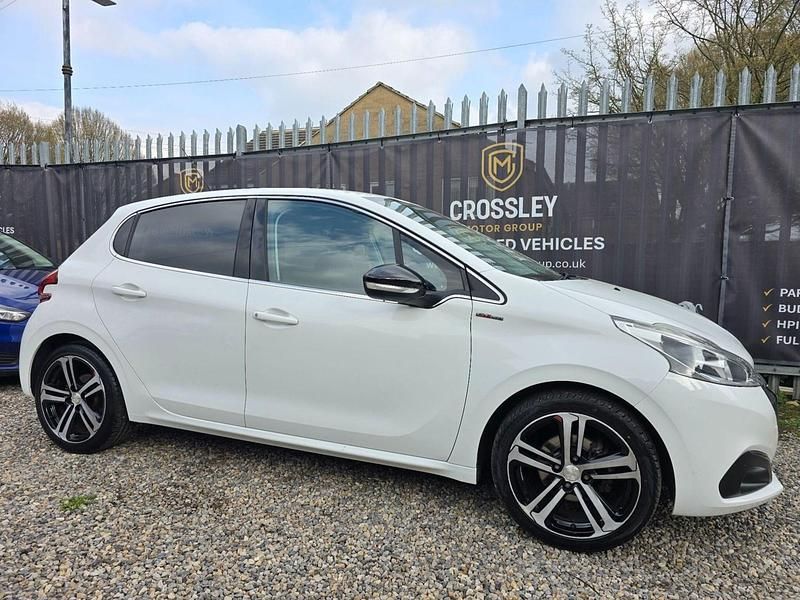 Used Peugeot 208 GT-line 82 HP (60 kW) 2016 White Hatchback