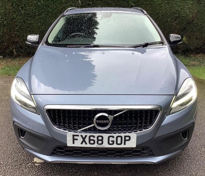 Begagnad Volvo V40 Plus 2018 Blå Halvkombi