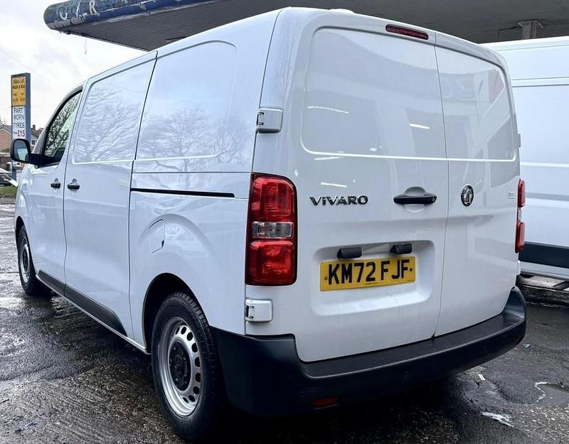 Second-hand Vauxhall Vivaro 120 CP (88 kW) 2023 Alb Monovolum