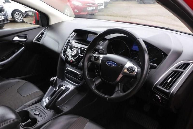 Używany Ford Focus Titanium X 115 KM (84 kW) 2013 Czerwony Hatchback