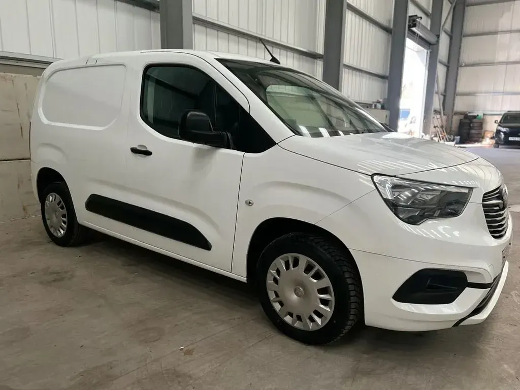 Begagnad Vauxhall Combo Sportive 100 HK (73 kW) 2022 Vit Minibuss