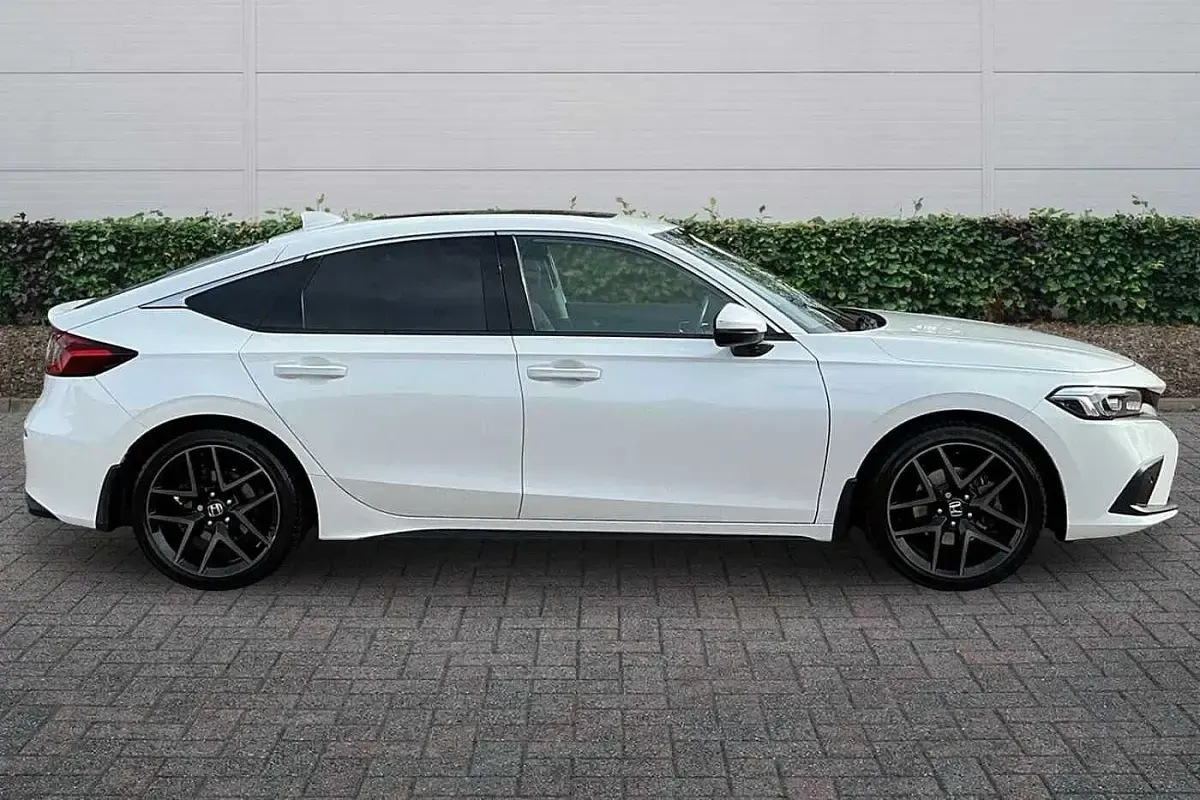Used Honda Civic Advance 184 HP (135 kW) 2022 Platinum white Hatchback