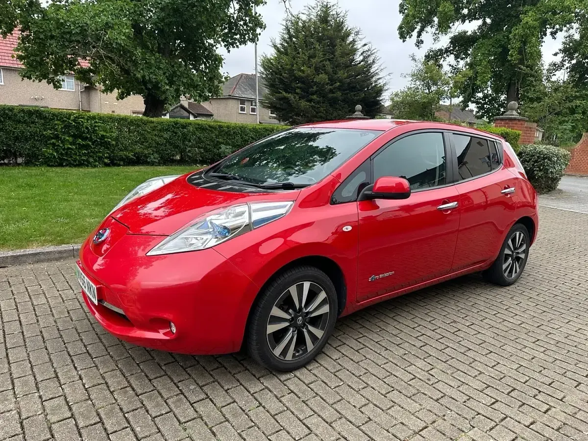 Used Nissan Leaf Tekna 80 kW (109 HP) 2016 Red Hatchback