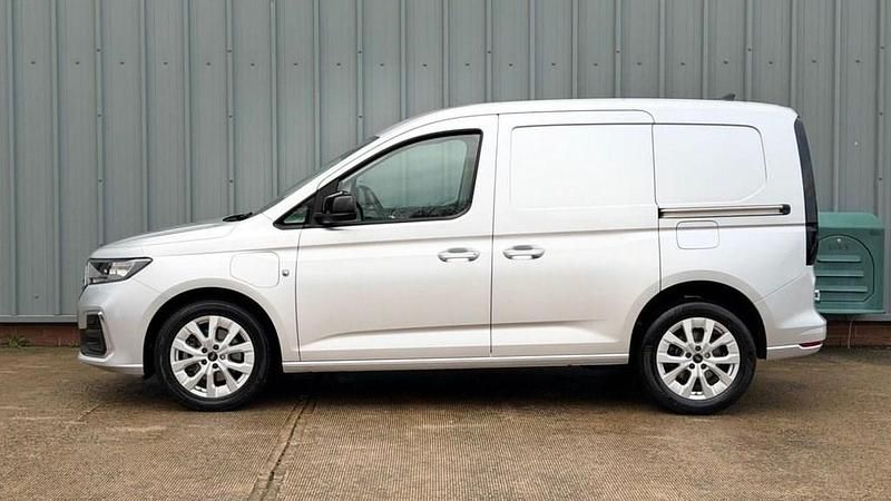 Usado Ford Transit Connect Limited 150 HP (110 kW) 2025 Prateado Monovolume
