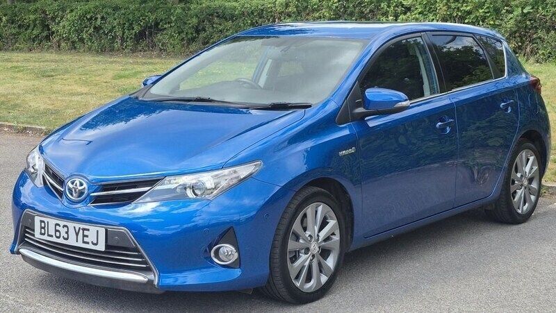 Blue Used 2014 Toyota Auris Hybrid Hatchback | £8,900 (Good price) - Image 1/4