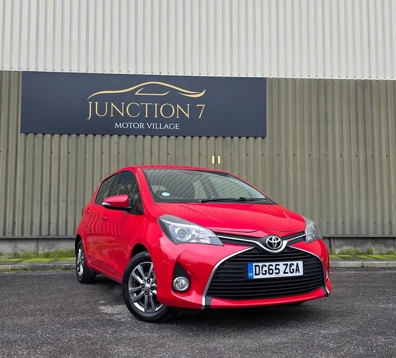 Used Toyota Yaris 69 HP (50 kW) 2015 Red Hatchback