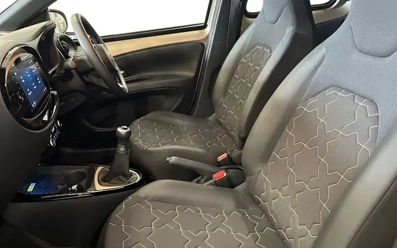 Used Toyota Aygo X 72 HP (52 kW) 2023 Beige SUV