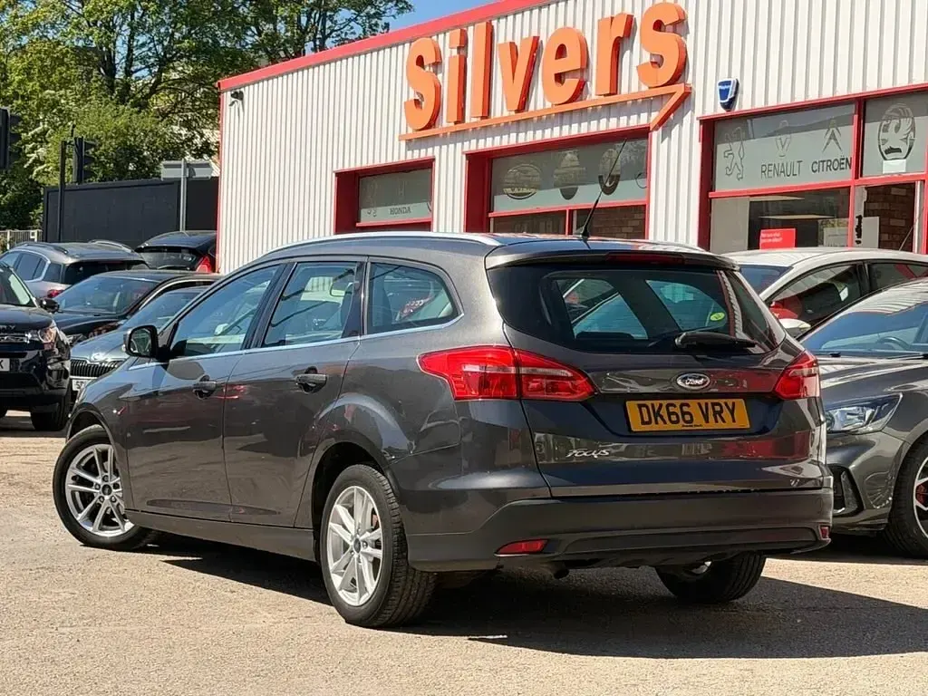 Begagnad Ford Focus Zetec 120 HK (88 kW) 2016 Grå Kombi