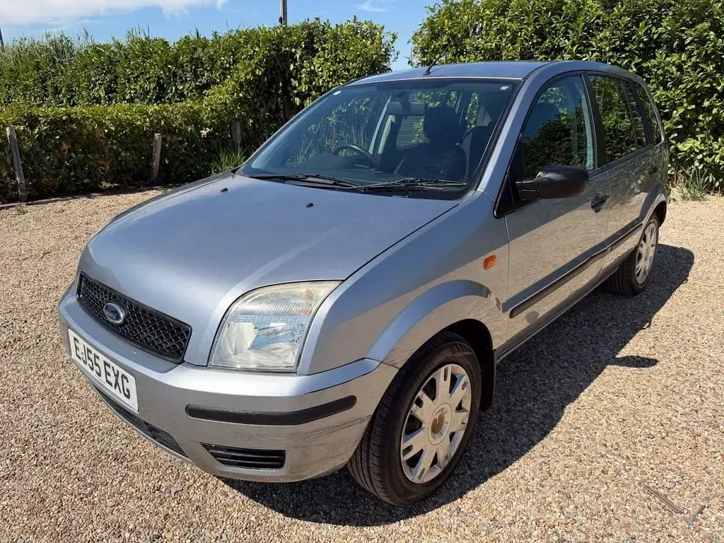 Used Ford Fusion 80 HP (58 kW) 2005 Silver Hatchback