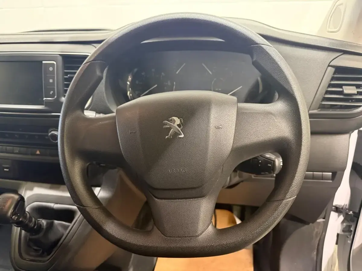 Used Peugeot Expert Premium 102 HP (75 kW) 2023 White Van