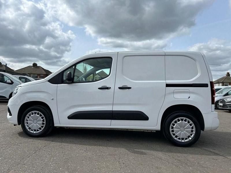Second-hand Vauxhall Combo Sportive 100 CP (73 kW) 2021 Alb Monovolum