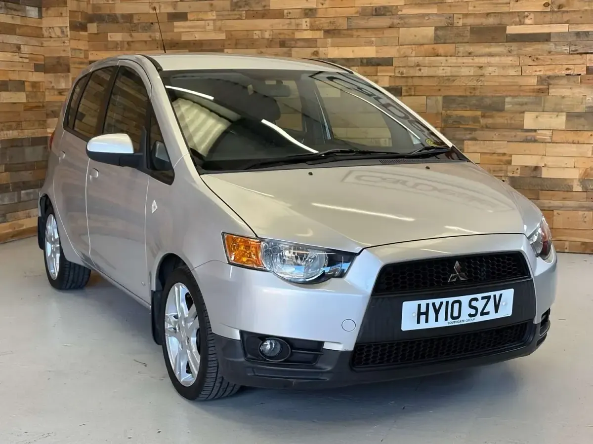 Usado Mitsubishi Colt 94 HP (69 kW) 2010 Prateado Citadino