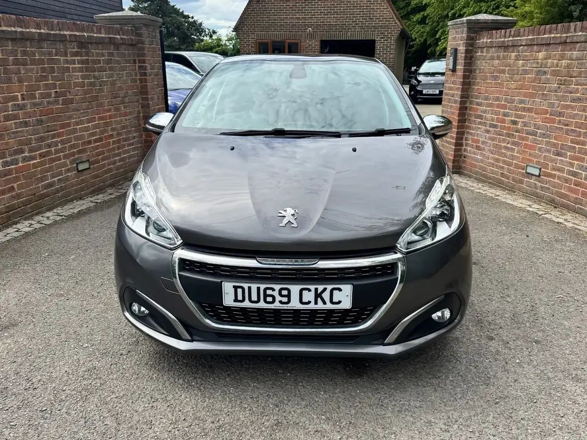 Used Peugeot 208 Signature Sky 82 HP (60 kW) 2019 Grey Hatchback