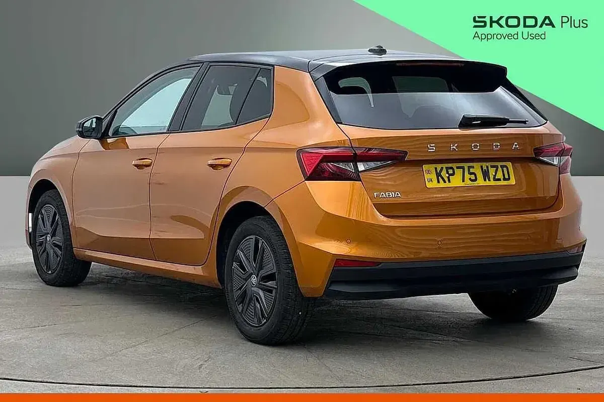Usado Skoda Fabia Design Edition 85 CV (62 kW) 2025 Naranja Utilitario