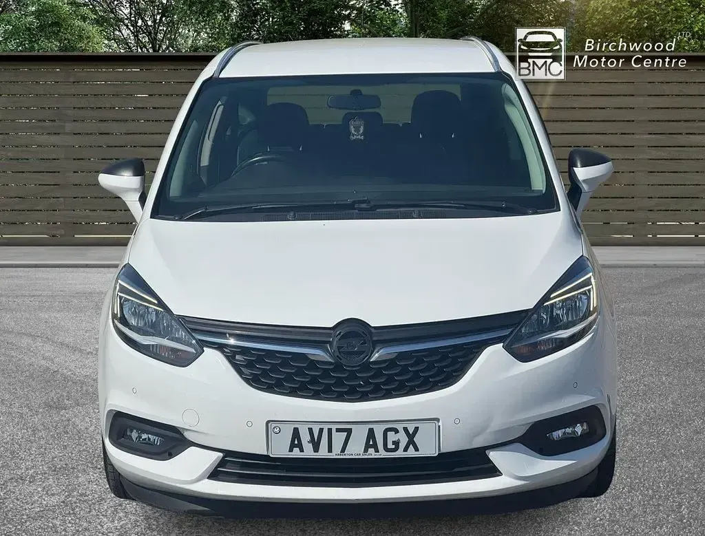 Used Vauxhall Zafira Tourer SRi 140 HP (102 kW) 2017 White MPV