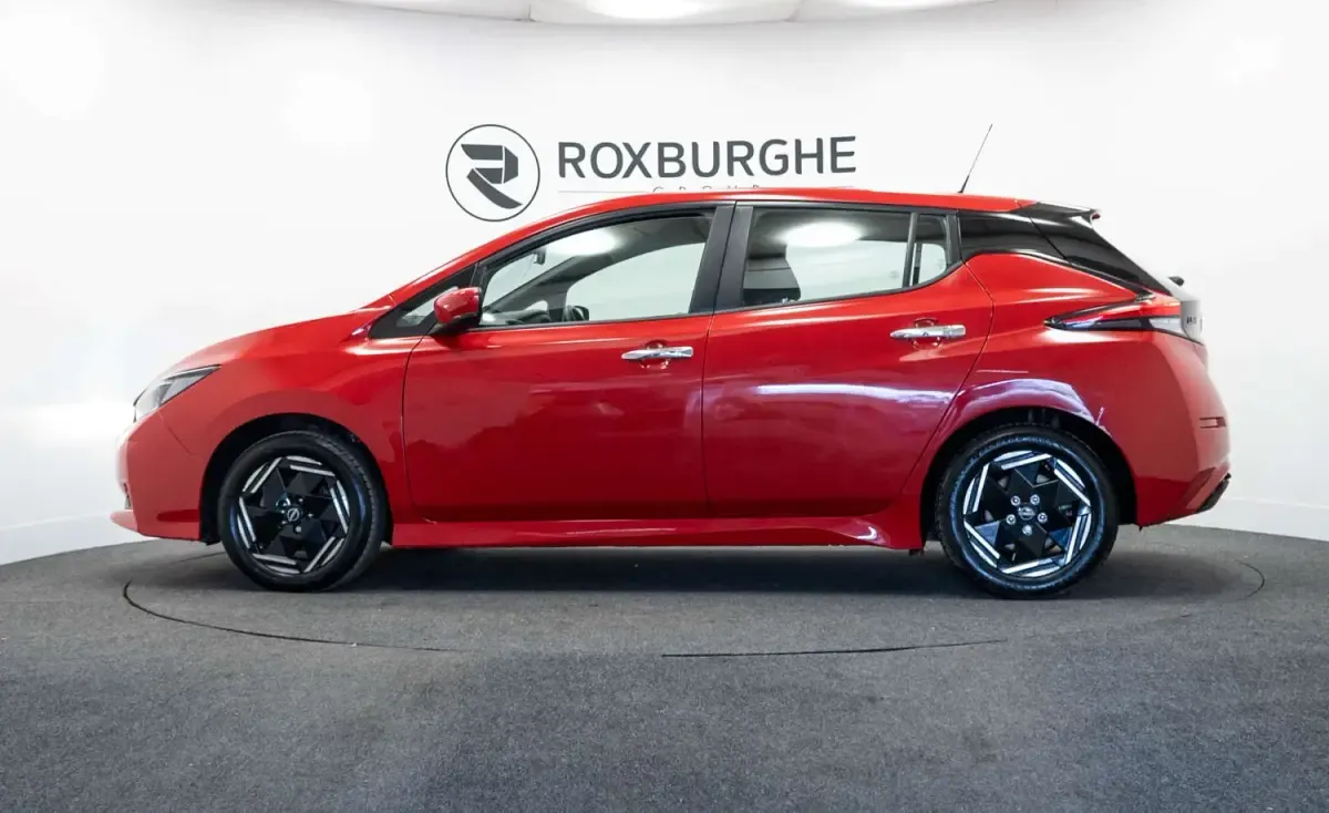 Gebraucht Nissan Leaf Acenta 110 kW (150 PS) 2022 Rot Kleinwagen