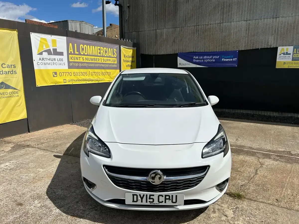 Used Vauxhall Corsa SRi 70 HP (51 kW) 2015 White Hatchback