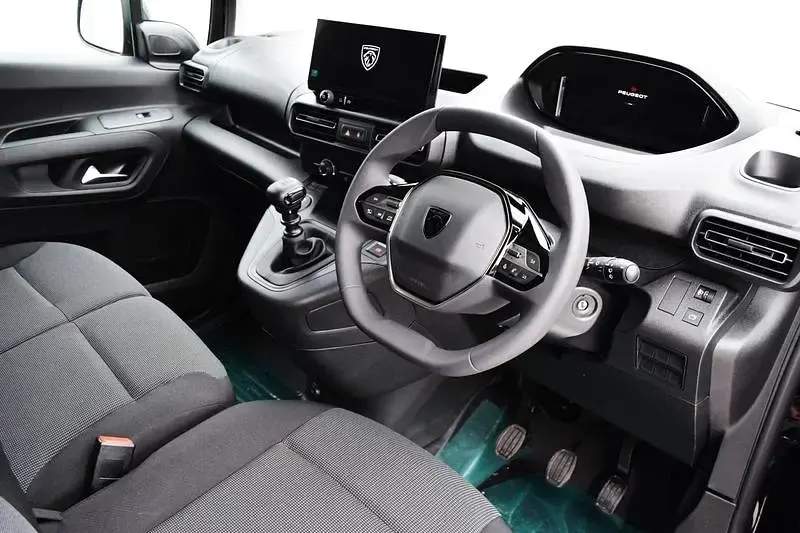New Peugeot Partner S 131 HP (96 kW) 2026 Nera black MPV
